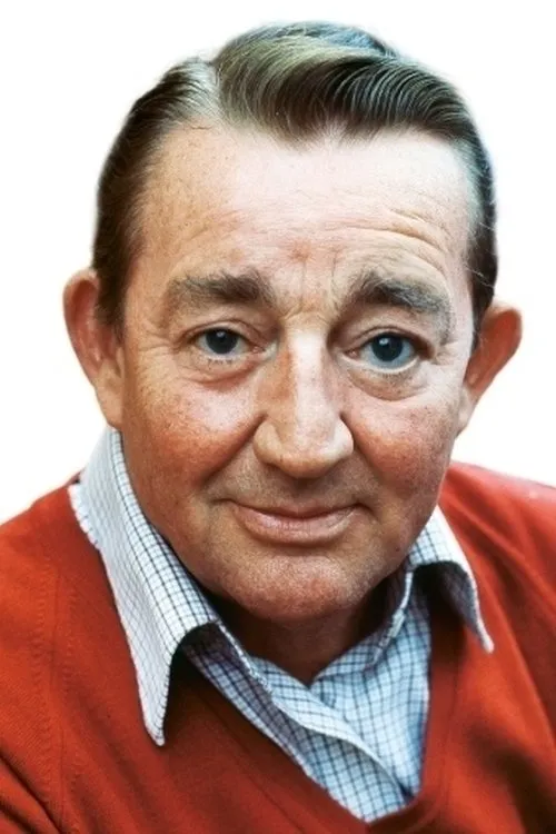 Buster Larsen interpretando a Direktør Lund