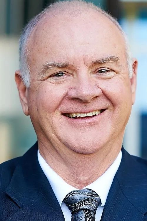 Buzz Van Dyke interpretando a Cameron