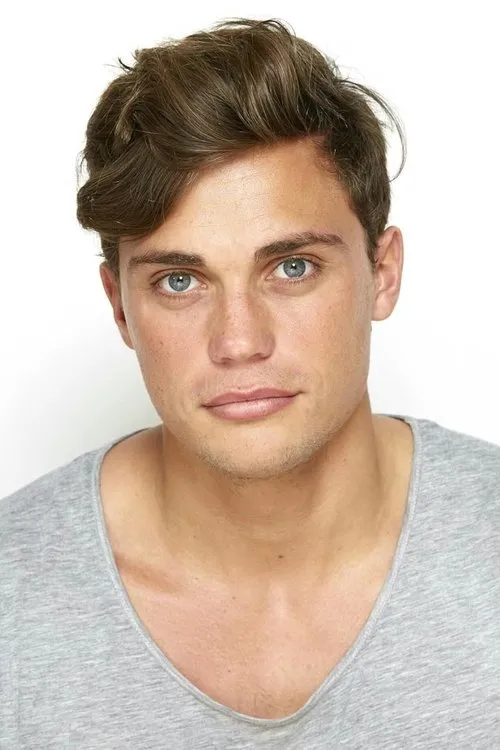 Joel Courtney ha trabajado con Byron Langley en 3 ocasiones