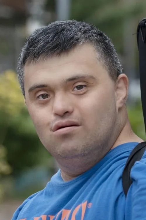 Çağatay Aras interpretando a Serkan