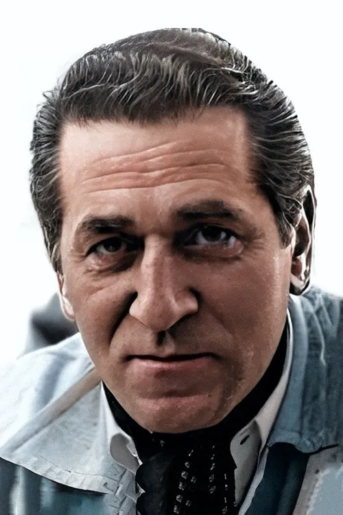 Cahit Irgat interpretando a Celal Bey