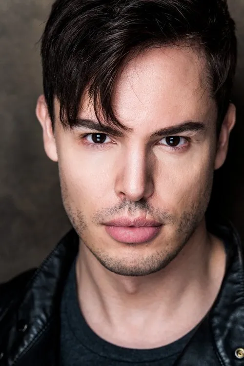 Cain Manoli interpretando a Leon