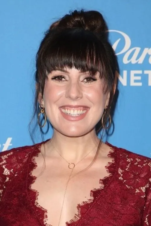 Caitlin Barlow — personaje: Cecilia Cannon