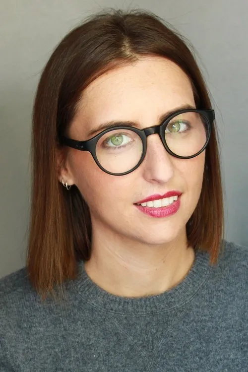 Caitlin Kimball interpretando a Horticultural Student #1