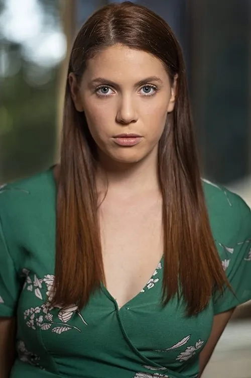 Caitlyn Leo interpretando a Claire