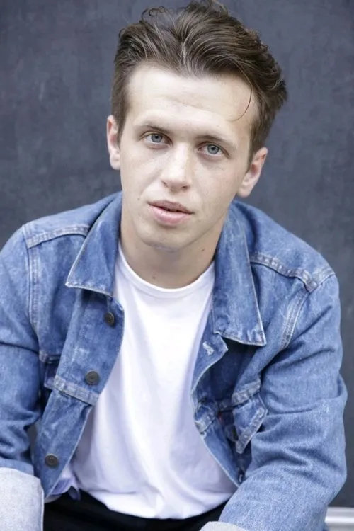 Cal Jennings Laxton interpretando a Cameron