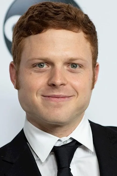 Caleb Foote — personaje: Bennett Hobbes