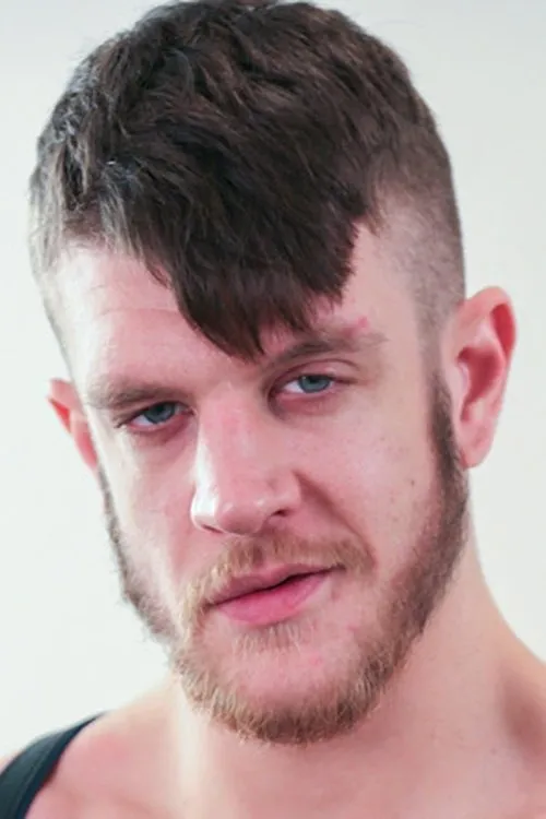 Caleb King interpretando a 