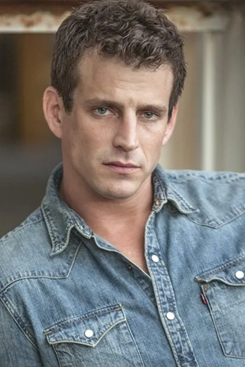 Caleb Michaelson interpretando a Herbert