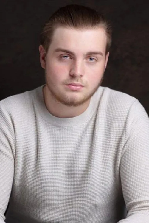 Callum Wade Mollentze interpretando a The Watcher