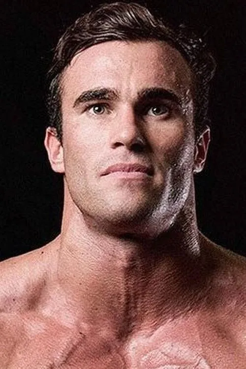 Calum Von Moger interpretando a Self