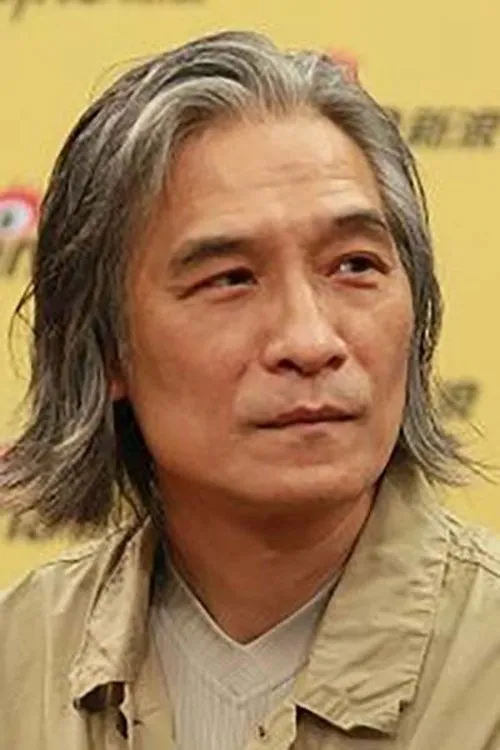 Calvin Poon Yuen-Leung interpretando a Superintendent Ho