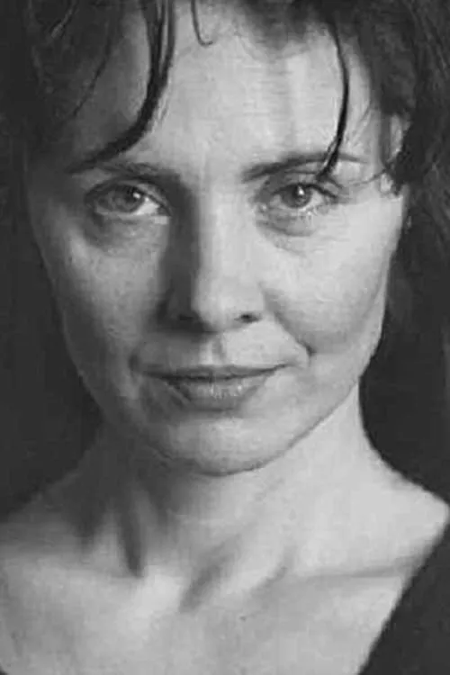 Camelia Maxim interpretando a Gail