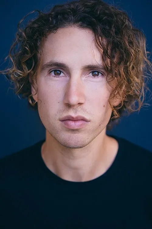 Cameron Crosby interpretando a Kohl