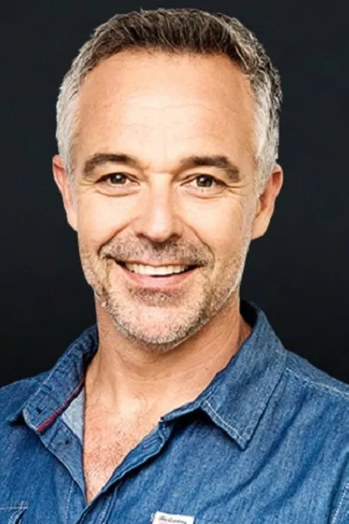Cameron Daddo interpretando a Doug McCaffrey