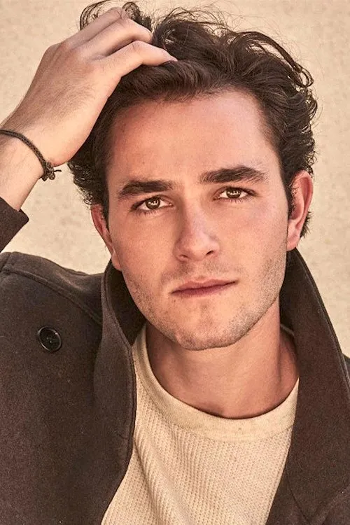 Cameron Gellman interpretando a Bobby Beausoleil