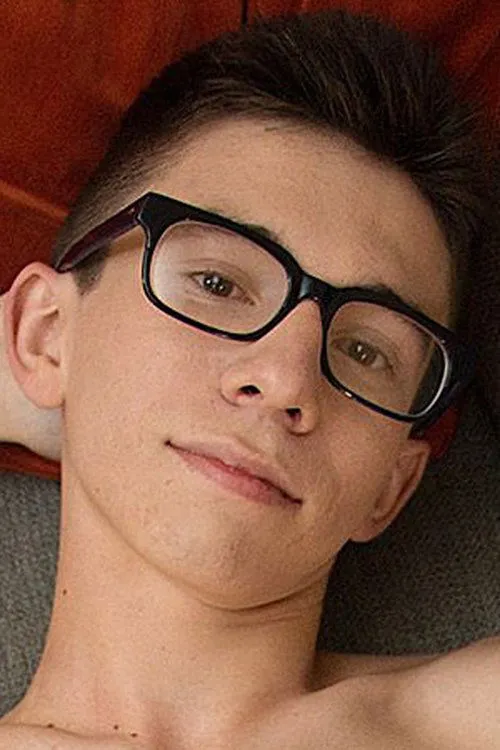 Cameron Hilander interpretando a 