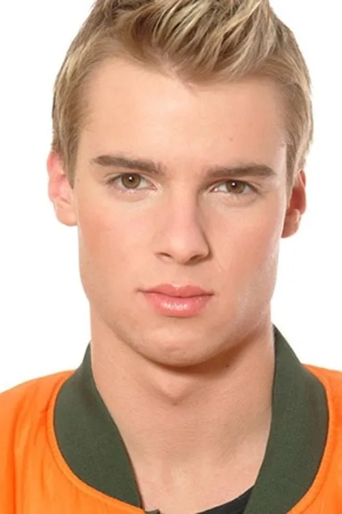 Cameron Jackson interpretando a 