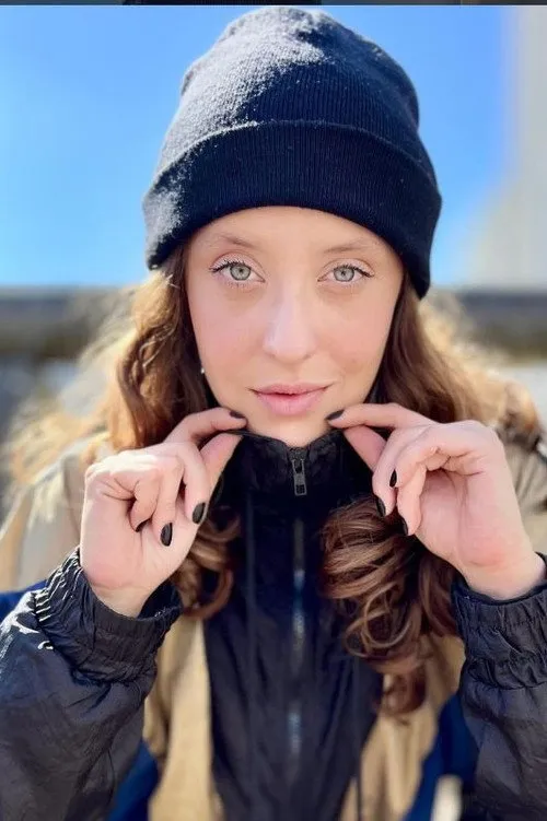 Dominique Davalos ha trabajado con Camila Favero en 1 ocasiones