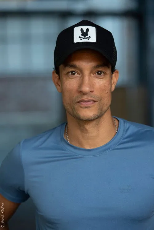 Camille Bessiere-Mithra interpretando a Manuel