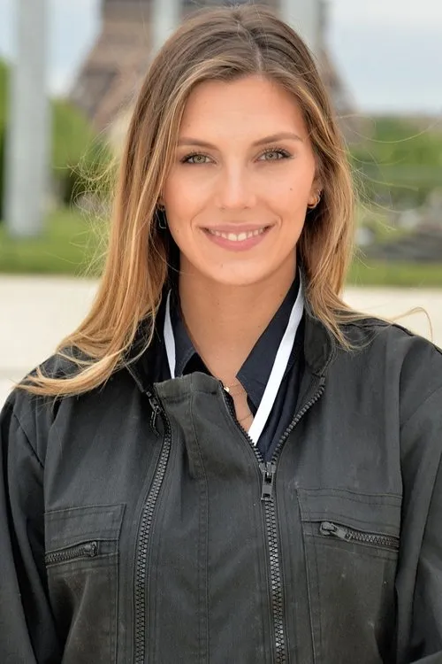 Camille Cerf interpretando a Self