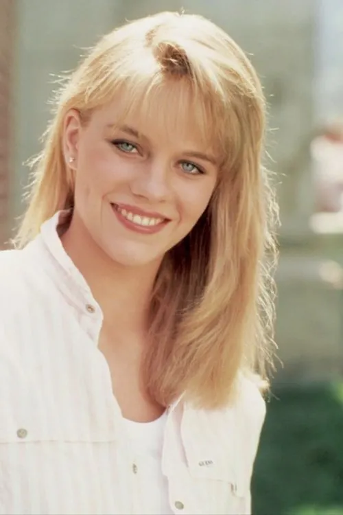 Camille Cooper interpretando a Sally Applegate