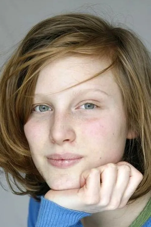 Camille Polet interpretando a Mélanie