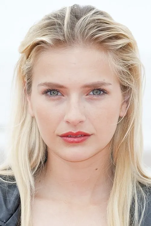 Camille Razat interpretando a Louise