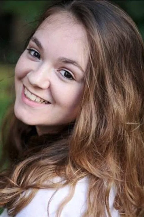 Camille Timmerman interpretando a Alison