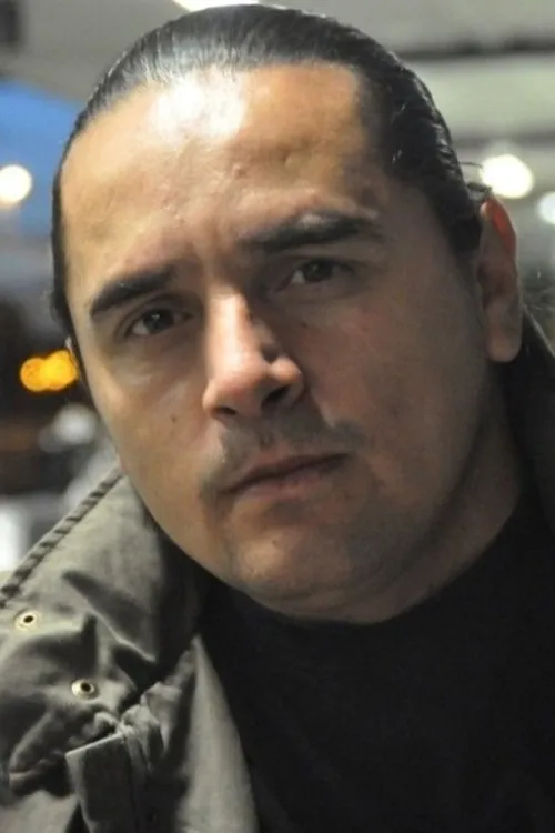 Camilo Alanis interpretando a Manuel