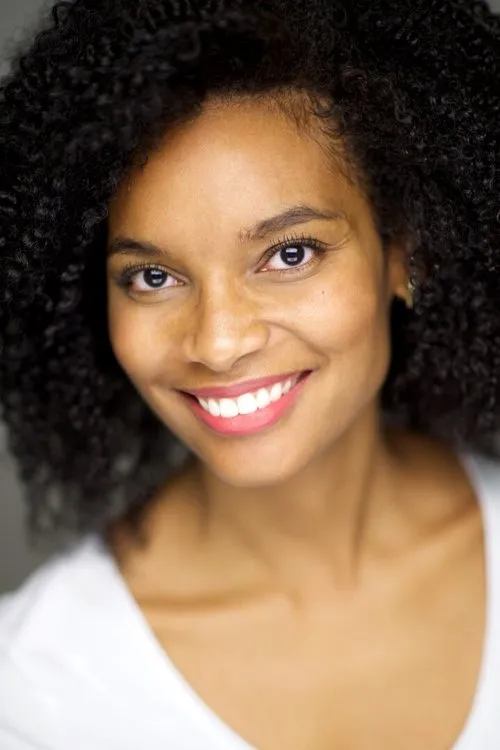 Candice Marie Bennett interpretando a Nicole