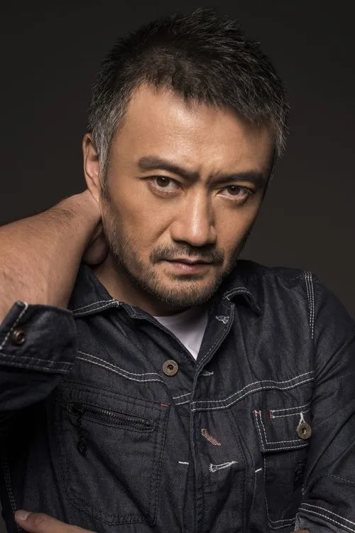 Cao Weiyu interpretando a Captain Li