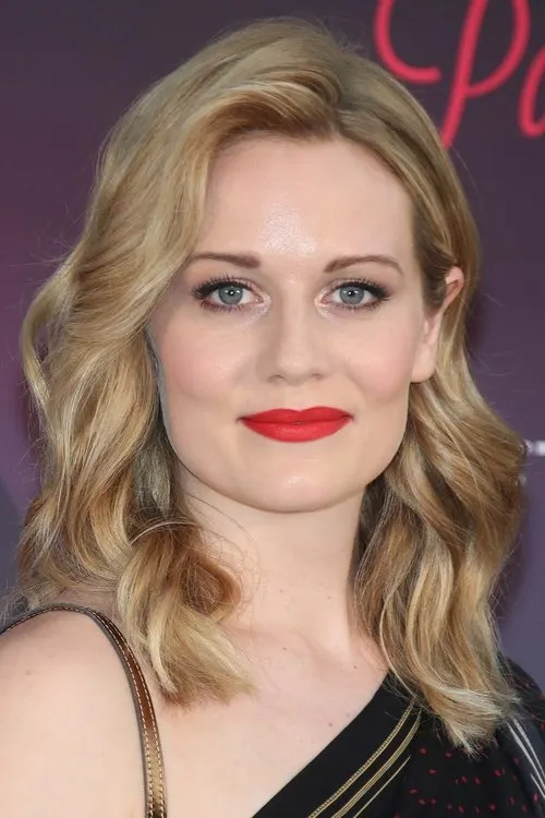 Cara Theobold interpretando a Sarah Grey