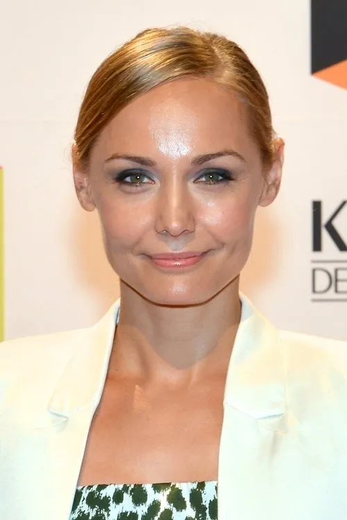 Carina Berg — personaje: Self - Host