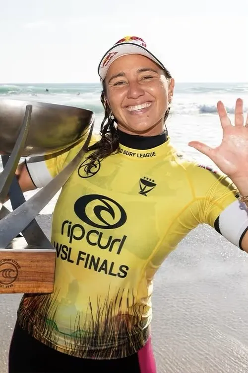 Carissa Moore interpretando a Herself