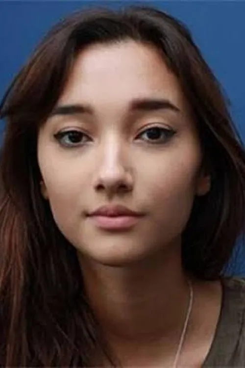 Carissa Perusset interpretando a Ratna