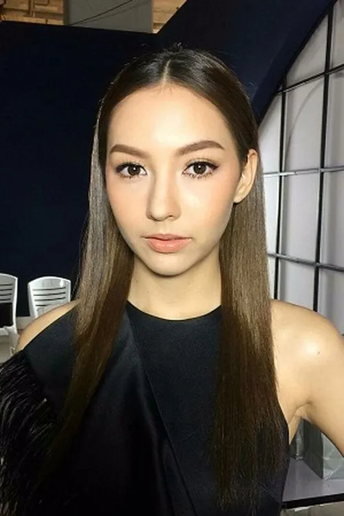 Carissa Springett — personaje: Arin