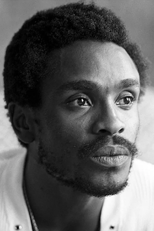 Carl Anderson interpretando a Self