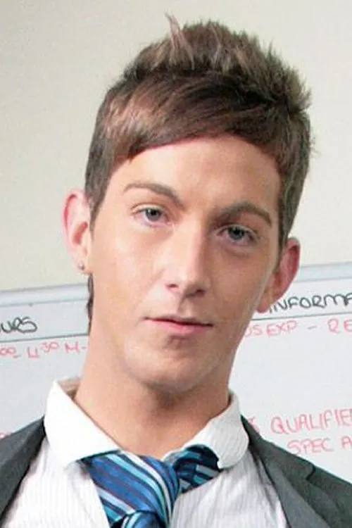 Carl Aston interpretando a 