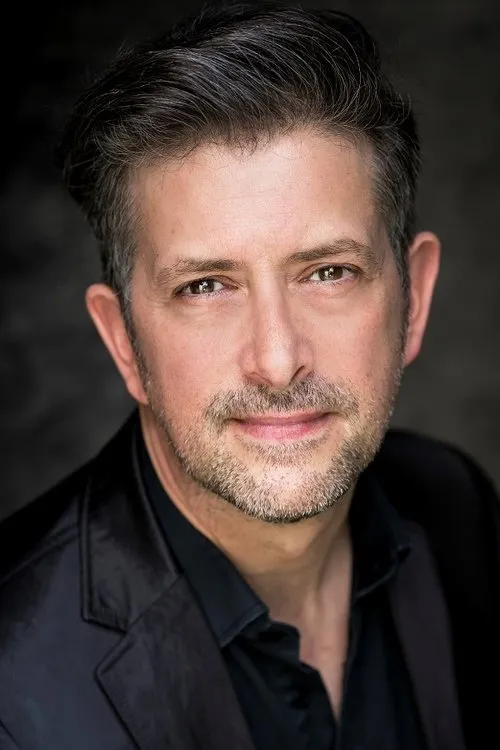 Carl Drake interpretando a Henry