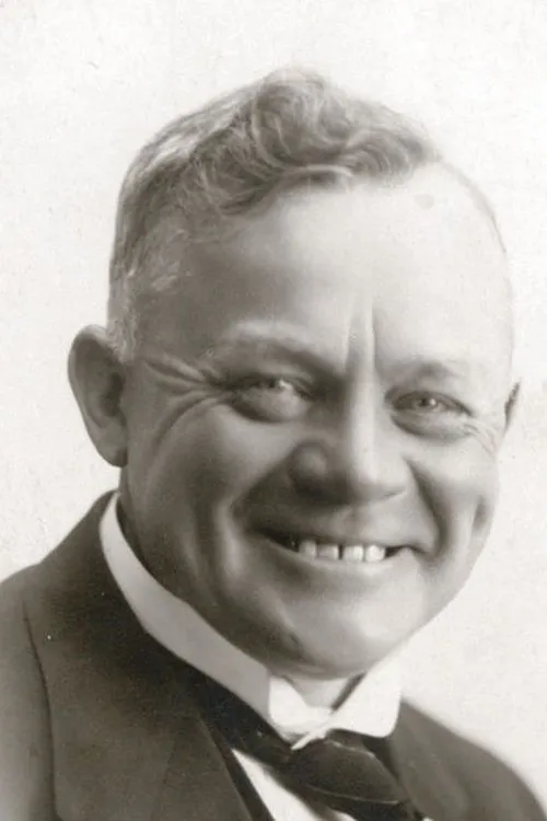 Carl Fischer interpretando a Prokurist Back