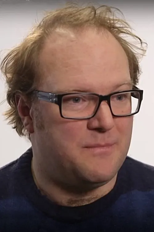 Carl Grose interpretando a Graham Ede