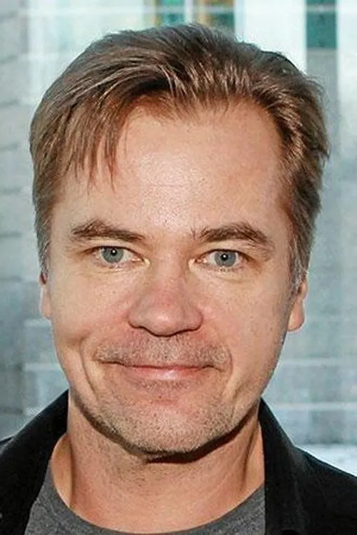 Carl-Kristian Rundman interpretando a Elvis Father