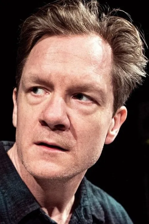 Carl Martin Norén interpretando a Göran