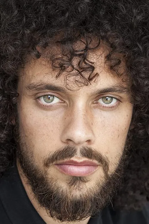 Carl Shaaban interpretando a Jay