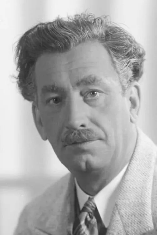 Carl Ström interpretando a Eriksson