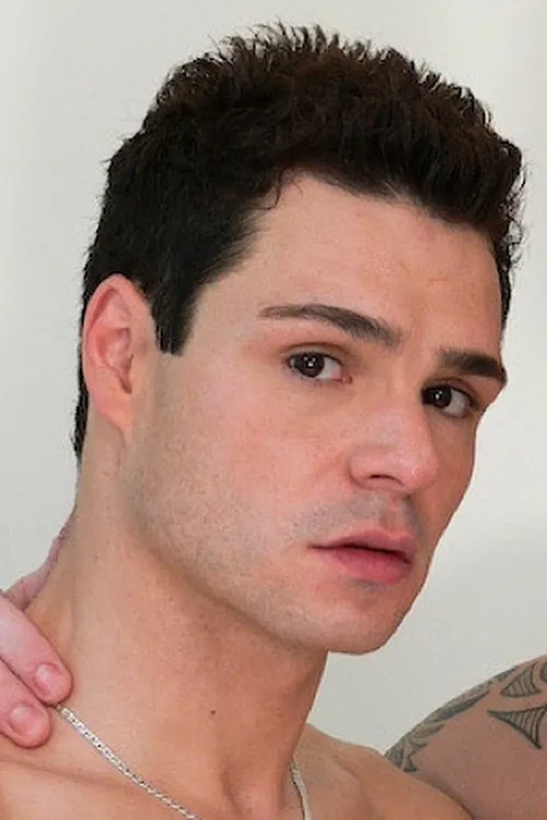 Carl Wilde interpretando a