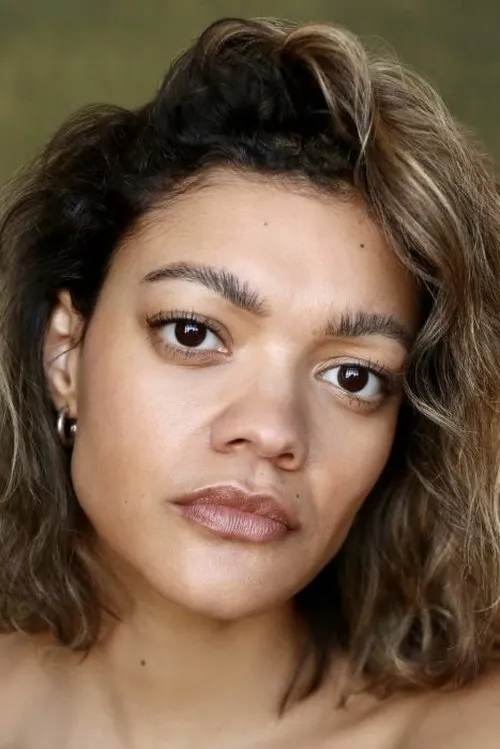 Carla Harrison-Hodge interpretando a Jenny