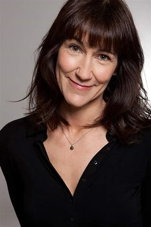 Carla Mendonça interpretando a Narrator (voice)