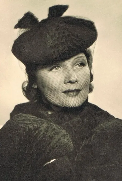 Carla Rust interpretando a Dr. Lore Lenze